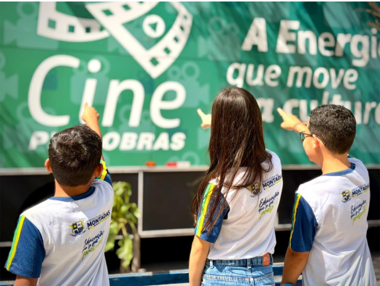 As crianças se divertem com uma experiência completa de cinema